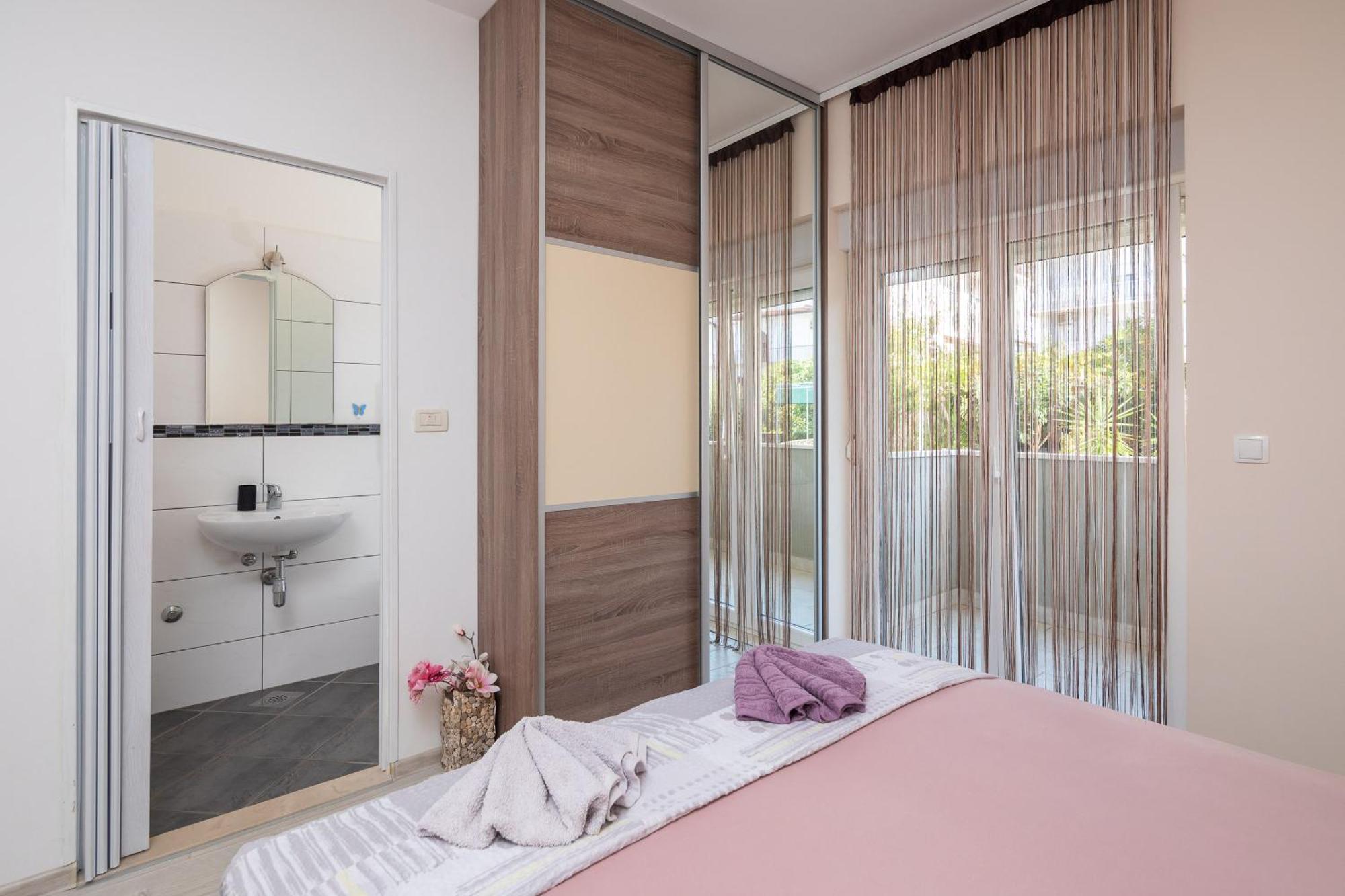Apartments Ivan Омиш Экстерьер фото